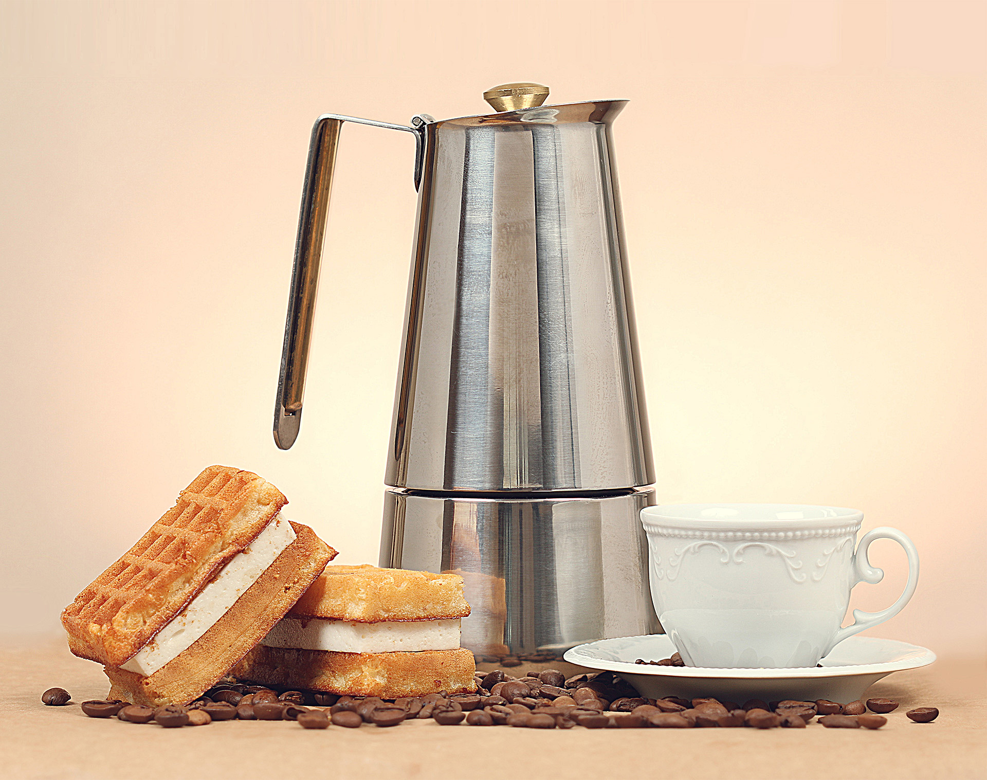 Рекламное фото: «Натюрморт с кофе и венскими вавлями