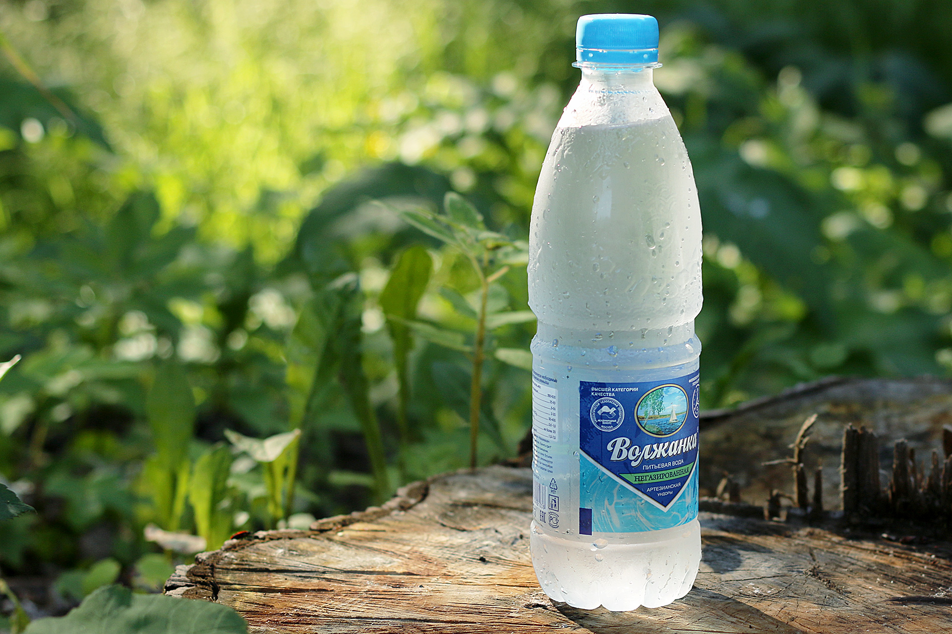 Рекламная фотография воды в бутылке
